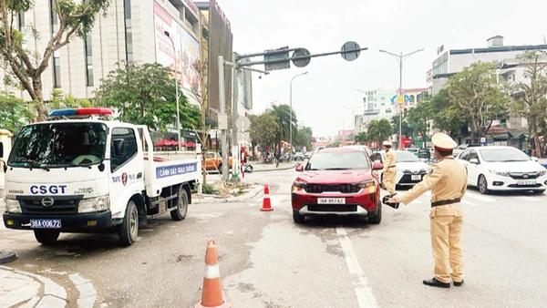 Lực lượng Cảnh sát giao thông tỉnh Thanh Hóa tuần tra, xử lý phương tiện vi phạm dịp Tết. (Ảnh: MAI LUẬN)