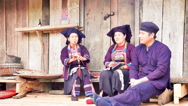 Những điệu hát dân ca Mông đen tỉnh Lạng Sơn luôn được trao truyền qua nhiều thế hệ.