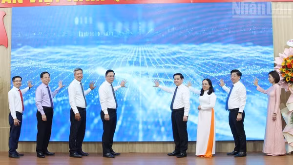 Đại biểu thực hiện nghi thức công bố vận hành Hệ thống Chính quyền số.