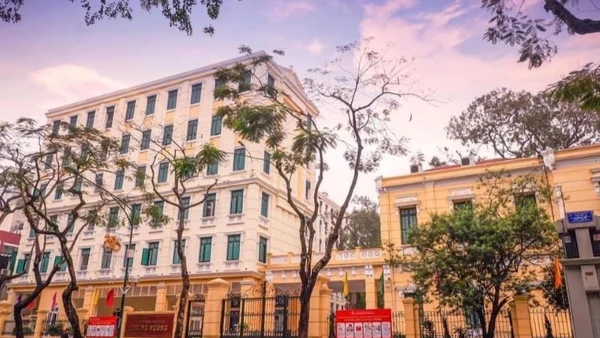 Trường trung học cơ sở Trưng Vương được chọn là điểm tổ chức trông giữ xe đạp, xe máy miễn phí cho người dân du xuân tại khu vực hồ Hoàn Kiếm và phố cổ.