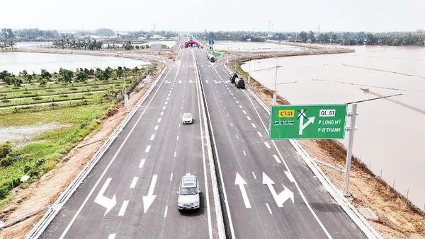 Cao tốc Cần Thơ-Cà Mau (đoạn thành phần Cần Thơ-Hậu Giang) đưa vào khai thác giúp tăng cường kết nối Cần Thơ và vùng Đồng bằng sông Cửu Long.