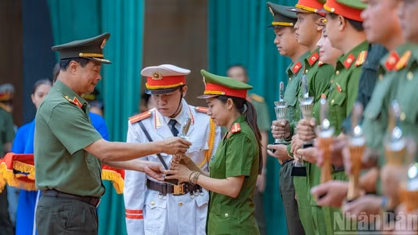 Các tập thể, cá nhân có thành tích xuất sắc nhận giải thưởng tại buổi lễ.
