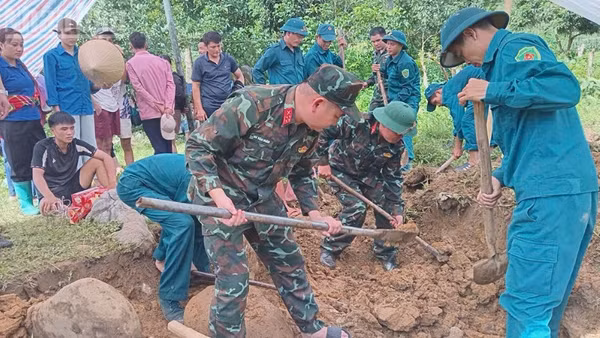 Các lực lượng tổ chức tìm kiếm khu vực nghi có mộ liệt sĩ ở bản Pưa Lai, xã Tô Múa, tỉnh Sơn La.
