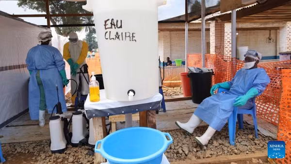 Nhân viên y tế tại một trung tâm điều trị Ebola ở Mongbwalu, tỉnh Ituri, Cộng hòa dân chủ Congo, ngày 20/6/2026. (Ảnh: Tân Hoa xã)
