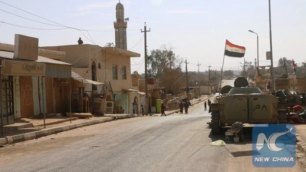 Một phương tiện quân sự gần thành phố Rawa, gần khu vực biên giới Iraq và Syria. (Ảnh: Xinhua)