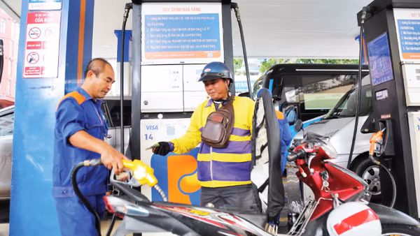 Giá xăng ở hầu hết các cây xăng tại Thành phố Hồ Chí Minh đã niêm yết 31.000 đồng/lít từ ngày 23/3. (Ảnh: THẾ ANH)