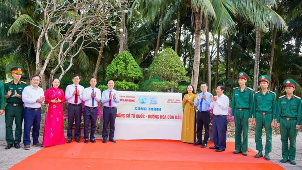 Lãnh đạo Thành ủy, Ủy ban nhân dân Thành phố Hồ Chí Minh, đặc khu Côn Đảo và lãnh đạo Báo Người lao động tại lễ khánh thành.