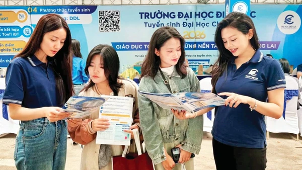 Học sinh tìm hiểu thông tin tại Ngày hội tư vấn tuyển sinh-hướng nghiệp.