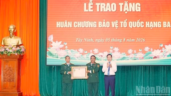 Thừa lệnh Chủ tịch nước, Phó Chủ tịch Ủy ban nhân dân tỉnh Tây Ninh Phạm Tấn Hòa trao Huân chương Bảo vệ Tổ quốc hạng Ba cho Đội K73.