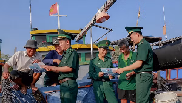 Bộ đội Biên phòng Thành phố Hồ Chí Minh tuyên truyền trực tiếp trên tàu cá ngư dân. (Ảnh: QUANG TIẾN) 