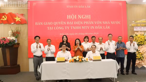 Lãnh đạo Văn phòng Tỉnh ủy Đắk Lắk và Simexco Daklak ký biên bản bàn giao quyền đại diện phần vốn Nhà nước tại Công ty In Đắk Lắk từ Văn phòng Tỉnh ủy sang Simexco Daklak.