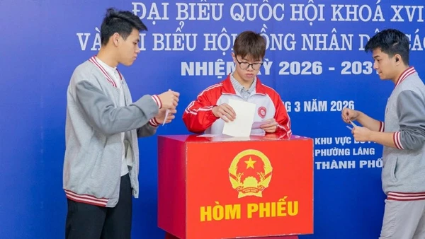 Những cử tri là sinh viên Trường đại học Ngoại thương tham gia bỏ phiếu.