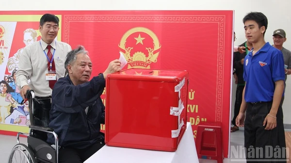 Cử tri Đinh Hữu Hồng bỏ phiếu.