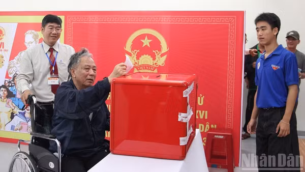 Cử tri Đinh Hữu Hồng bỏ phiếu.