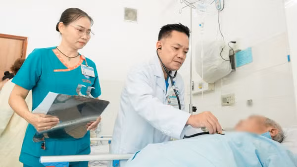 Bác sĩ Bệnh viện Thống Nhất thăm khám cho bệnh nhân. 