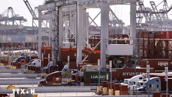 Quang cảnh cảng hàng hóa tại Los Angeles, California, Mỹ. (Ảnh: THX/TTXVN)