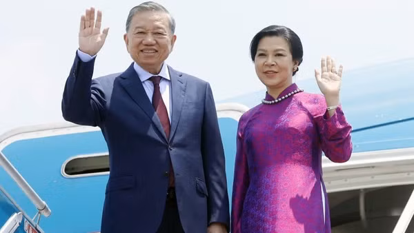Ngày 27/5/2026, Tổng Bí thư, Chủ tịch nước Tô Lâm và Phu nhân cùng Đoàn đại biểu cấp cao Việt Nam rời Thủ đô Hà Nội, lên đường thăm chính thức Thái Lan, thăm cấp Nhà nước tới Singapore và Philippines. (Ảnh: TTXVN)
