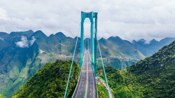 Cầu bắc qua hẻm núi Hoa Giang vào một ngày trời nắng đẹp. (Ảnh: people.cn)