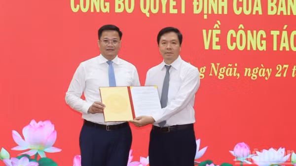 Phó Trưởng Ban Tổ chức Trung ương Trịnh Mạnh Linh trao Quyết định của Ban Bí thư cho đồng chí Nguyễn Đức Tâm.