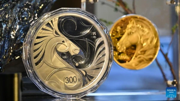 Mặt trước đồng xu bạc nặng 1kg chào mừng năm Bính Ngọ được trưng bày tại Thủ đô Bắc Kinh của Trung Quốc, ngày 28/11/2025. (Ảnh: Xinhua)