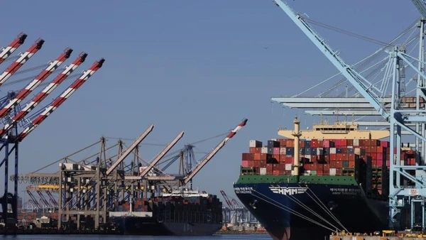  Hàng hóa tại cảng Los Angeles, bang California, Mỹ. (Ảnh: Xinhua)