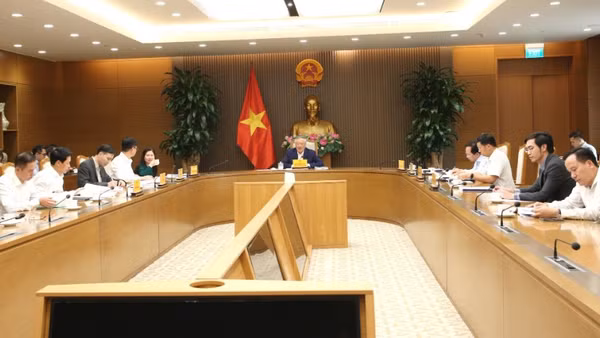 Phó Thủ tướng Thường trực Chính phủ Nguyễn Hòa Bình chủ trì cuộc họp về hoàn thiện dự thảo quy chế hoạt động của Trung tâm Tài chính quốc tế Việt Nam. (Ảnh: VGP/Nguyễn Hoàng)