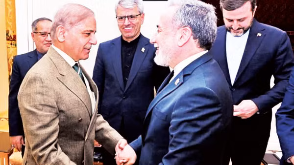 Thủ tướng Pakistan Shehbaz Sharif gặp Bộ trưởng Ngoại giao Iran Abbas Araghchi tại Islamabad.