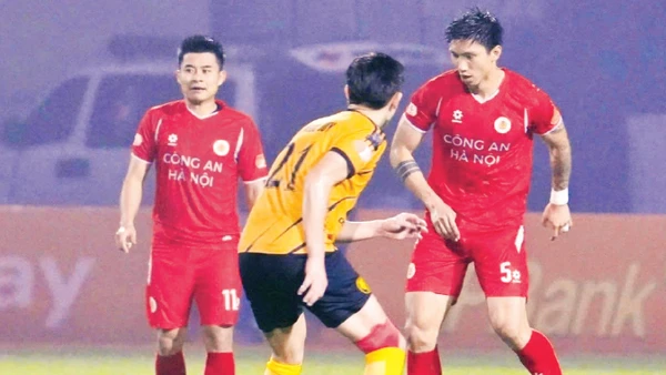 Công an Hà Nội (áo đỏ) “lội ngược dòng” thắng Đông Á Thanh Hóa 3-1.