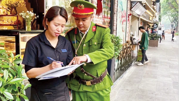 Cảnh sát Trật tự Công an phường Cửa Nam tuyên truyền trực tiếp đến cơ sở kinh doanh nội dung Xử phạt vi phạm bằng hình ảnh “phạt nguội”.