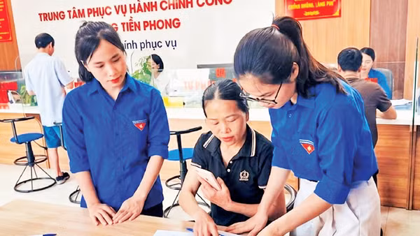 Đoàn viên, thanh niên phường Tiền Phong, tỉnh Bắc Ninh hướng dẫn người dân sử dụng dịch vụ công trực tuyến. (Ảnh: KHÁNH NGÂN)