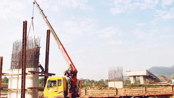 Trên công trường thi công cầu vượt đường sắt thuộc xã Tượng Lĩnh, tỉnh Thanh Hóa.