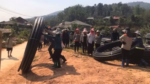 Nhân dân xã Chiềng Sinh chung sức làm công trình nước tự chảy về 5 bản trong xã. 