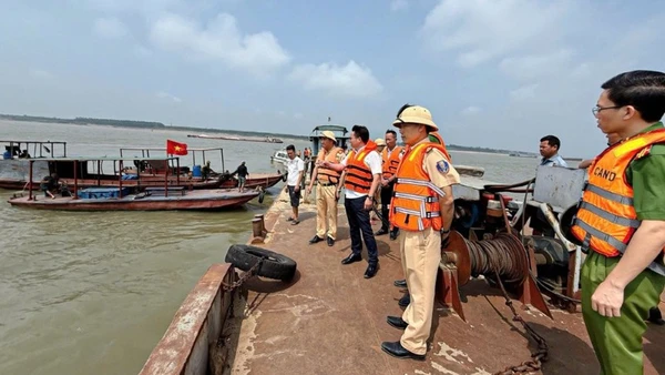 Lãnh đạo Công an tỉnh Phú Thọ trực tiếp có mặt tại hiện trường chỉ đạo công tác cứu hộ, cứu nạn.