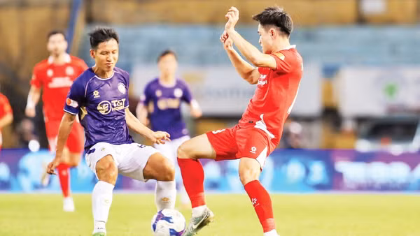 Đội Hà Nội FC (áo tím) hòa đội Công an Thành phố Hồ Chí Minh với tỷ số 1-1. (Ảnh: TRẦN HẢI)