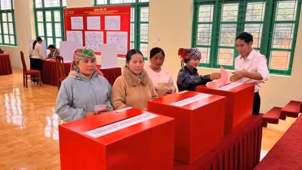 Cử tri xã Tìa Dình, tỉnh Điện Biên bỏ phiếu bầu đại biểu Quốc hội và Hội đồng nhân dân các cấp.