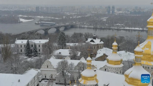 Tuyết rơi vào mùa đông ở Thủ đô Kiev của Ukraine. (Ảnh: Xinhua)