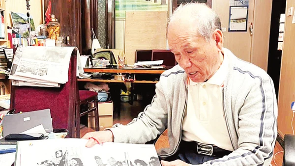 Ở tuổi 86, ông Trương Xuân Hùng vẫn nhớ rõ nội dung những bức ảnh của Bác Hồ với ngành thể dục thể thao.