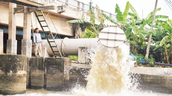 Vận hành hệ thống thủy lợi ngăn mặn, trữ ngọt phục vụ sản xuất nông nghiệp trên địa bàn Tây Ninh.