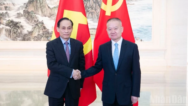 Đồng chí Lê Hoài Trung, Ủy viên Bộ Chính trị, Bí thư Đảng ủy, Bộ trưởng Ngoại giao, Đặc phái viên của Tổng Bí thư Tô Lâm với đồng chí Lưu Hải Tinh, Ủy viên Trung ương Đảng, Trưởng Ban Liên lạc Đối ngoại Trung ương Đảng Cộng sản Trung Quốc.