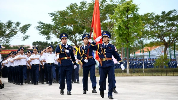 Khối quân kỳ quyết thắng trong Lễ ra quân huấn luyện năm 2026 của Vùng Cảnh sát biển 3. 