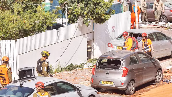 Hiện trường một vụ tấn công bằng tên lửa nhằm vào Rehovot, Israel. (Ảnh: TÂN HOA XÃ)