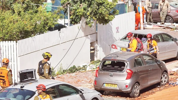 Hiện trường một vụ tấn công bằng tên lửa nhằm vào Rehovot, Israel. (Ảnh: TÂN HOA XÃ)