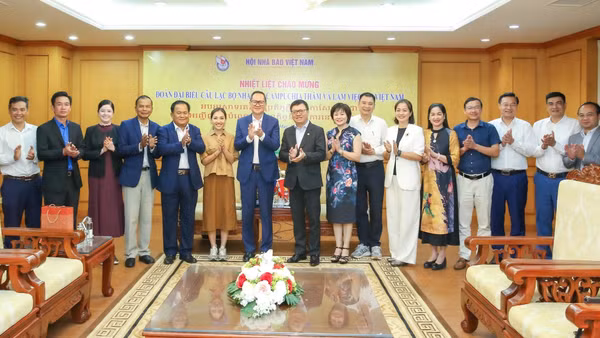 Ông Lê Quốc Minh, Ủy viên Trung ương Đảng, Tổng Biên tập Báo Nhân Dân, Phó Trưởng ban Tuyên giáo và Dân vận Trung ương, Chủ tịch Hội Nhà báo Việt Nam tiếp ông Puy Kea, Chủ tịch Câu lạc bộ Nhà báo Campuchia cùng đoàn công tác.