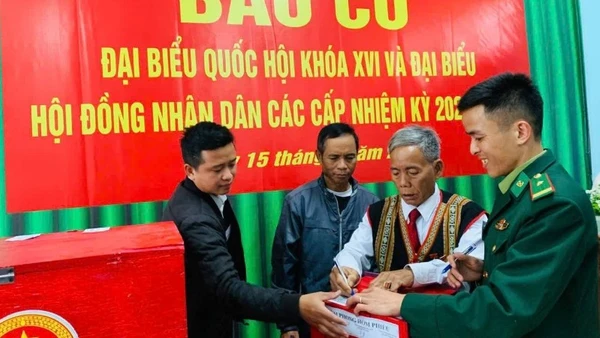 Bà con cử tri đồng bào dân tộc xã La Lay, tỉnh Quảng Trị bỏ phiếu bầu cử đại biểu Quốc hội, đại biểu Hội đồng nhân dân các cấp.