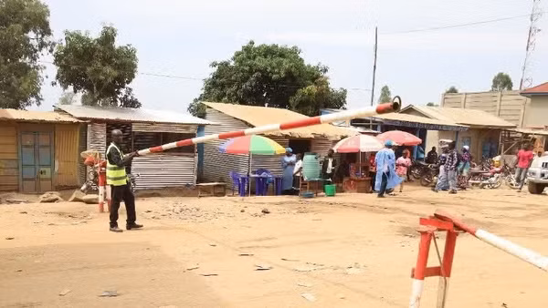 Nhân viên gác tại điểm vào thủ phủ Bunia, tỉnh Ituri, CHDC Congo, tâm điểm bùng phát và lây lan dịch Ebola, ngày 24/5/2026. (Ảnh: THX/TTXVN)
