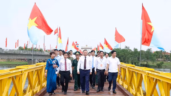Tổng Bí thư, Chủ tịch nước Tô Lâm và các đại biểu trên di tích cầu Hiền Lương. (Ảnh: Thống Nhất/TTXVN)