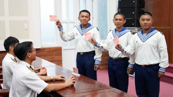 Chiến sĩ trẻ Vùng 2 Hải quân đi bầu cử sáng 26/2.