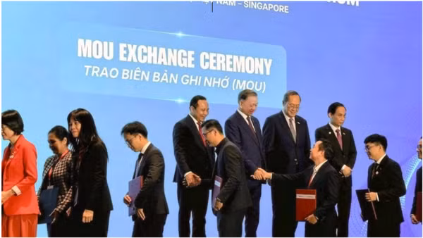Ngày 29/5, trong khuôn khổ Diễn đàn Kết nối Công nghệ Việt Nam-Singapore 2026 (Vietnam-Singapore Tech Connect Forum 2026), ngay sau bài phát biểu quan trọng của Tổng Bí thư, Chủ tịch nước Tô Lâm, đã diễn ra Lễ trao các văn kiện hợp tác giữa các doanh nghiệp công nghệ của hai nước.