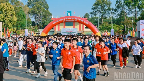 Đông đảo cán bộ, chiến sĩ và người dân tham gia hưởng ứng chạy bộ tại điểm Trung tâm Xúc tiến đầu tư thương mại và du lịch Đồng Nai.