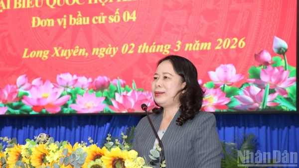 Bà Võ Thị Ánh Xuân trình bày chương trình nếu được bầu làm đại biểu Quốc hội trước các cử tri.